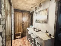 Beautiful Yo Mama’s House Hotels in Wrightwood