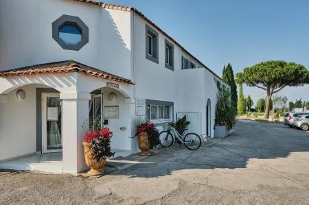 Artemia Aigues-Mortes - Hotel Avec Piscine Отели рядом с достопримечательностью «Salin d'Aigues-Mortes»