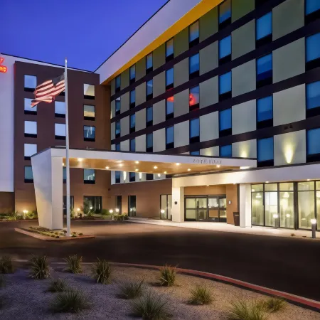 Home2 Suites by Hilton Las Vegas Convention Center Отели рядом с достопримечательностью «Центр Конвенции Лас-Вегаса»