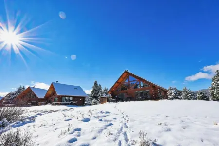 Winter Wonderland Cabin! Sleeps 12! Awesome Hot Tub and Fireplace! Отели в г. Биг Скай
