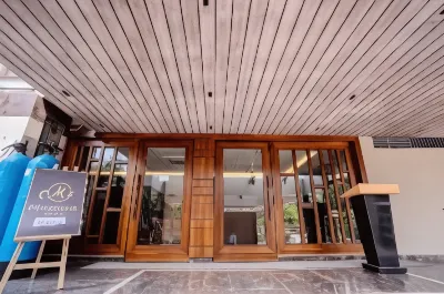 Hotel Lucky India Hotels near Sudarshan Art and Crafts Village