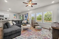 The Bird House - Private Hot Tub, 2 Miles to U of A, Baum & Fayetteville Square