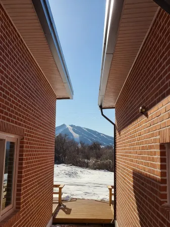 Hoengseong Hyeonju's Bed and Breakfast Отели рядом с достопримечательностью «Hoengseong Welli Hilli Park Ski Resort»