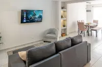 Spacious and modern 3 bedroom house with WiFi, Casa 57 San Miguel