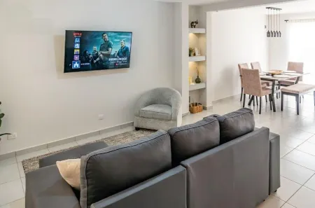 Spacious and modern 3 bedroom house with WiFi, Casa 57 San Miguel