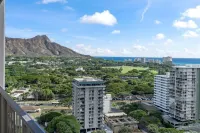 Waikiki 1Bd Condo with Free Parking Heated Pool Gym Central AC & Wifi