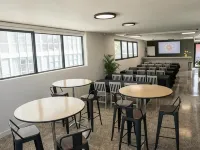 The Looking Glass Hotel Hotels near El Teatro