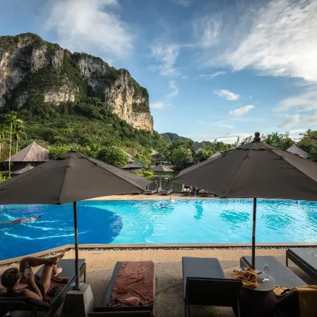 Peace Laguna Resort and Spa Krabi Отели рядом с достопримечательностью «Пляж Пай-Плонг»