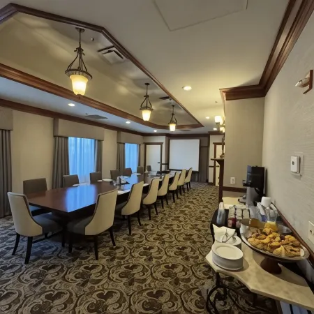 Holiday Inn & Suites MINNEAPOLIS - LAKEVILLE by IHG