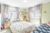 Charming 2-bedroom cottage located near Sandy Point Beach.