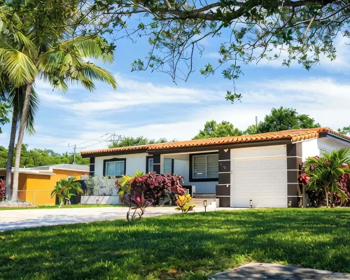 Charming 3BR Miami Home with Stylish Lounge, Coffee Bar & Peaceful Vibes Hotels in Golden Glades