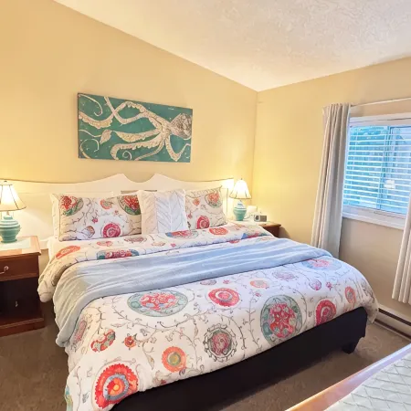 Oceanfront Cottage: Private Dock, Beach Access, Hot Tub, BBQ & Free Kayaks Hotels in Sooke