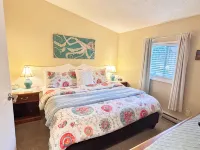 Oceanfront Cottage: Private Dock, Beach Access, Hot Tub, BBQ & Free Kayaks