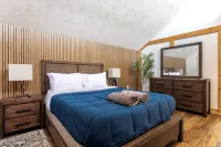 Modern Rustic Lodge! 2 min. walk to Ski Slopes, 6TVs, Linens, WiFi, A/C, Firepit - balcony