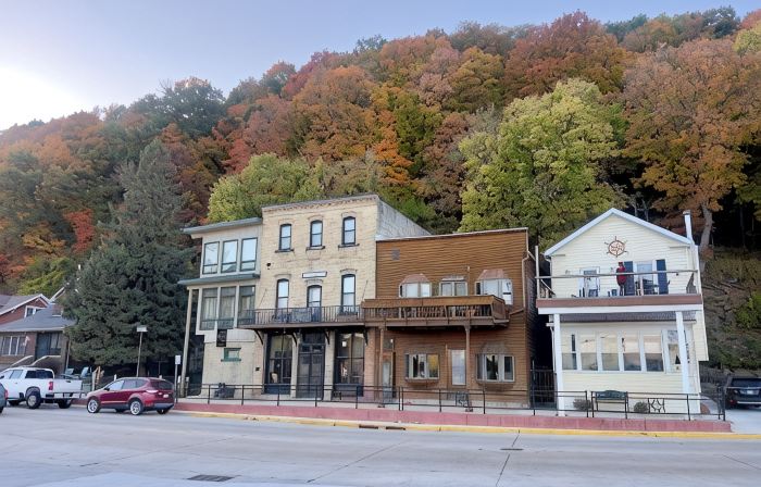 American House 1854- Pocket City Penthouse, 2 Bedrooms, Full Kitchen & Dining