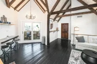 Remodeled Lofted Apartment over Ooey Gooey Café - 4 tähden