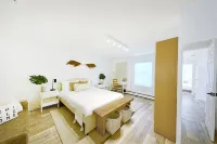 Luxury New Haven Retreat • Private Pool, Gym, Cinema • Near Yale & Beaches - balcony