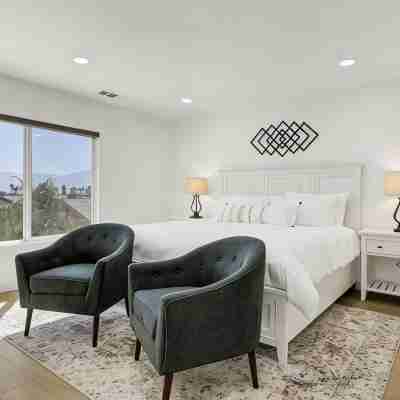 Palm Delight: Spacious 5-bedroom house with WiFi, EV charger in enjoyable Indio Rooms