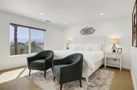 Palm Delight: Spacious 5-bedroom house with WiFi, EV charger in enjoyable Indio