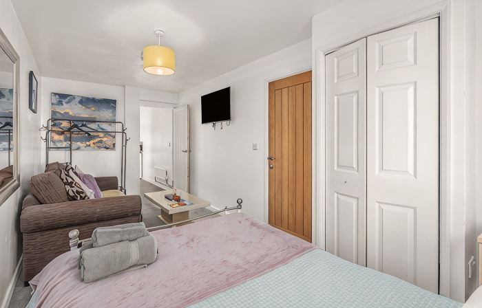 Apt 1: Cosy Ground-Floor Flat - By ShireStays