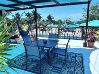 Seafront tropical luxury  private Casita  w/ pool Iguana Beach House Belize فنادق في 