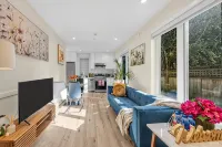 Most Private & Spacious 2 Bed/1 Full Bathroom Laneway House - Bungalows
