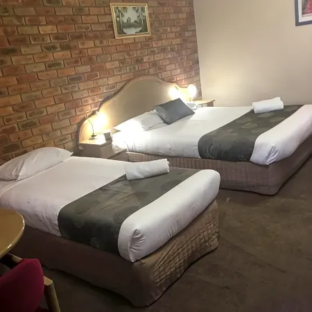 Pines Country Club Motor Inn