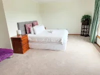 Spacious, Sunny House with View of Mt. Wellington - 2-Star