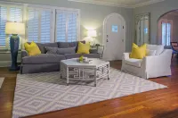 Beautiful Bright 6 bedroom home in the heart of Buckhead - บังกะโล