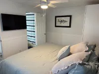 Relaxing retreat on the water-10 minutes to Gulf and Springs!