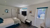 1 bed self-contained annex, with off-road parking.