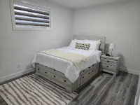 Brand New 1 Bedroom Suite with Private Entrance-10 mins to Airport-self check-in