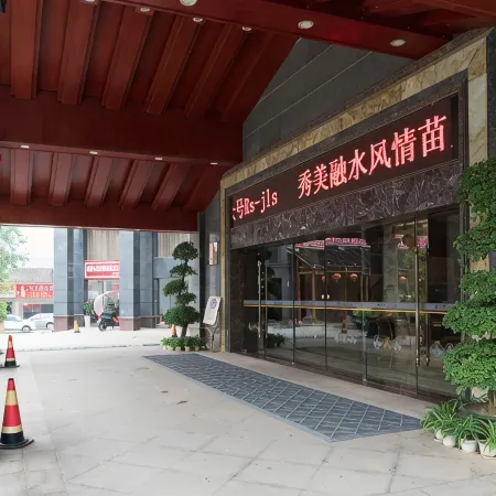 Golden Lusheng International Hotel