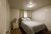 Retreat 5 bed, 4 room 3.8 mi. from Redding Airport