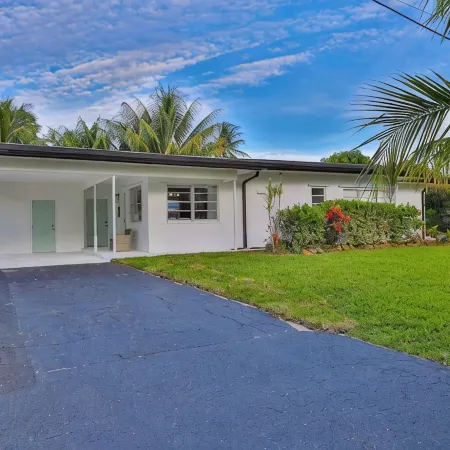 Cheerful 2-bedroom house with Putting Green!