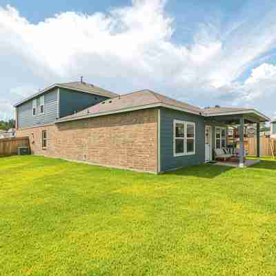 NEW 5 bdr + lake view + playground + BBQ, fits 10! Hotel Exterior