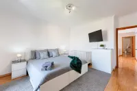 7min to the beach & 23min to Lisbon city, offering convenience & coastal charm