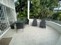 Spacious 6-bedroom house in lovely Christ Church with WiFi, AC - Homestay