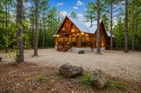 Just Chillin' - Romantic 💑Luxury, Arcade, Outdoor Amenities, Hot Tub🌲🌊🔥 - Romantic