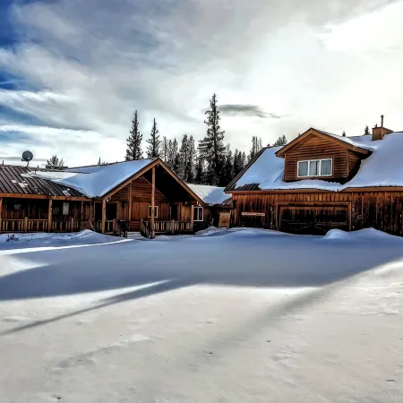 Gilbert Creek Lodge, your Home Sweet Home in the Uinta's! Отели в г. Уинта