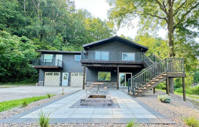 Beautiful, newly renovated 3 bedroom home on the Mississippi River.