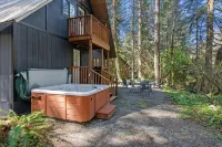Luxury A-Frame w/ New Hot Tub! 15 Mins to Stevens Pass - Misty Mt. Haus - Tiny houses
