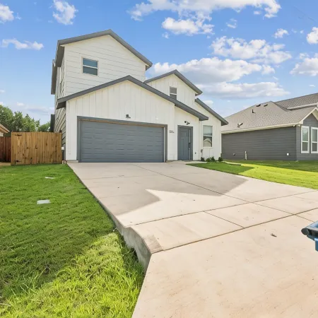 New  3BR by Hospital & Lake Granbury w/Starlink internet,local pool,4-80in  TVs