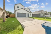 New  3BR by Hospital & Lake Granbury w/Starlink internet,local pool,4-80in  TVs