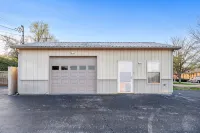 The Bourbon Garage- walking distance to Buffalo Trace! - 2성급