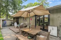Beautifully remodeled, spacious 4-bedroom house in peaceful Eugene with WiFi, AC