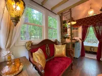 Romantic Tiny House for Two w/ Clawfoot Tub Near Lake Oconee