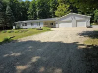 Mancelona Beer Garden, 20 Private Wooded Acres, 3Bed, 2 Bath, Sleeps 10 - Wifi