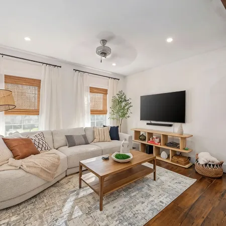 Cozy Luxe Apartment Near Western & St. Joseph’s