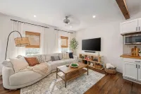 Cozy Luxe Apartment Near Western & St. Joseph’s